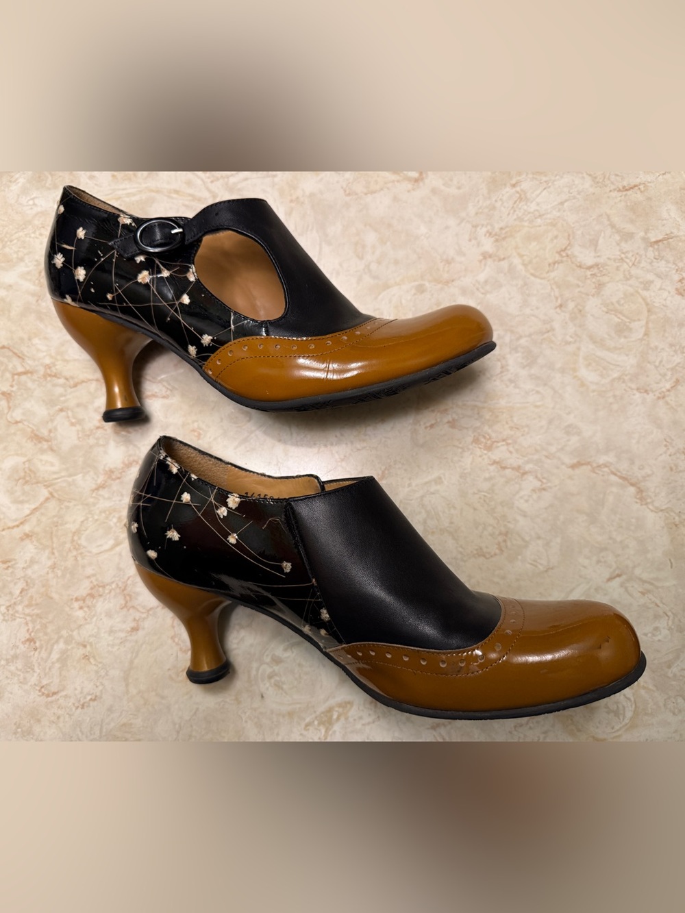 John Fluevog ELLA BAKER
BROGUED HEEL WITH CUTOUT